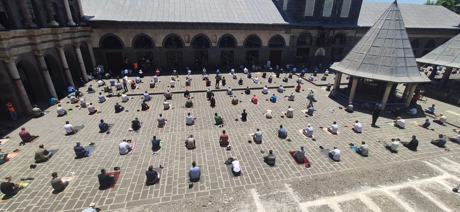 Foto: Diyarbakır’da salgın gölgesinde ilk cuma namazı